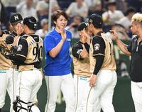 　８回無失点の好投でナインを迎える上沢（撮影・金田祐二）