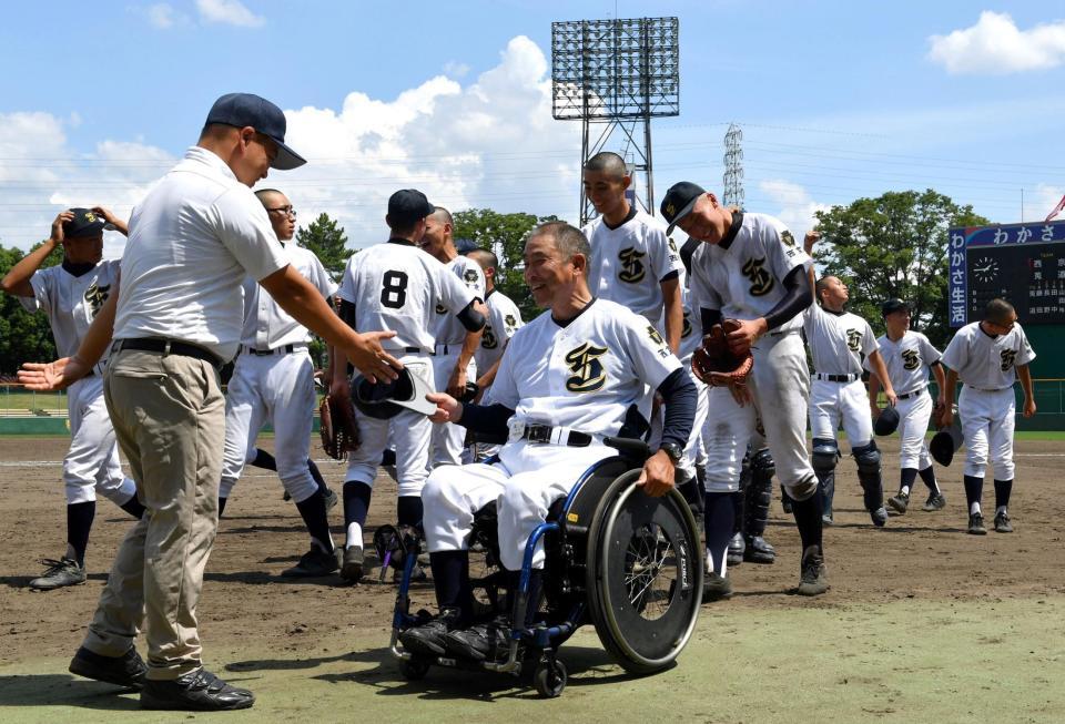 初戦突破し笑顔を見せる西京・奥村監督（中央）＝わかさスタジアム京都（撮影・山口登）