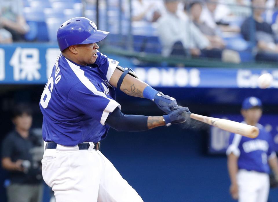 　１回、ビシエドが左越えに先制２ランを放つ