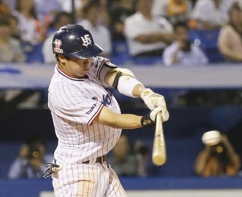 　８回、この試合４安打目となる右前打を放つ山田哲