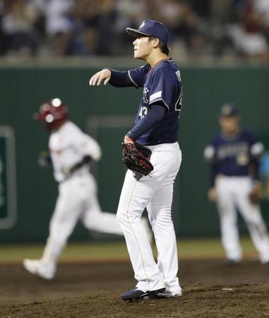 　８回、楽天・今江（左）に逆転２ランを浴びたオリックス・山本＝きらやかスタジアム