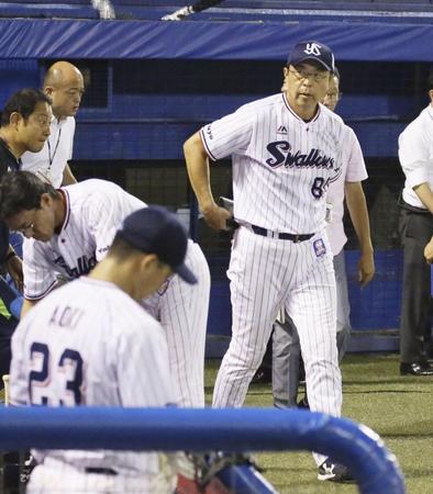 　巨人に敗れて８連敗となり、引き揚げるヤクルト・小川監督（右）＝神宮