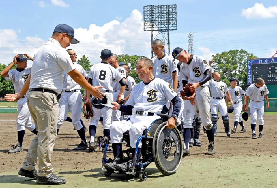 　初戦突破し笑顔を見せる奥村監督（中央）と西京ナイン（撮影・山口登）