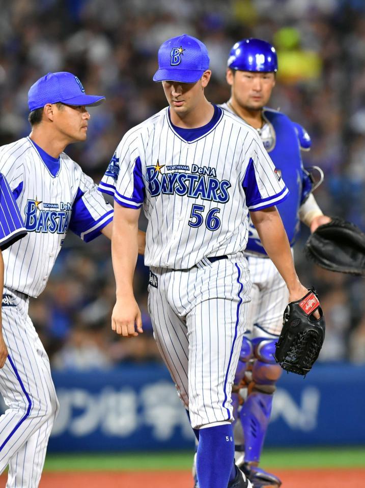 ６回表２死一、三塁、降板するＤｅＮＡ・ウィーランド（中央）＝横浜スタジアム