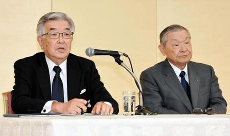 オーナー会議終了後に会見する斉藤コミッショナー（左）と議長の中日・白井オーナー