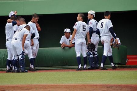 ベンチで選手に話しかける佐野日大・麦倉監督（右から４人目）