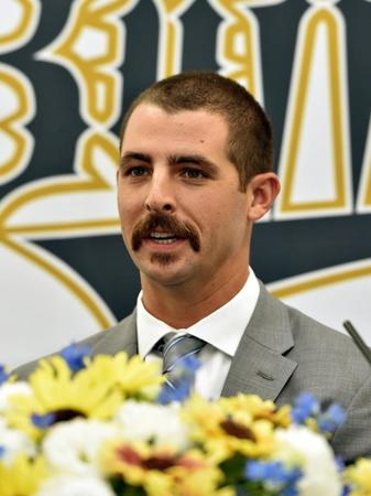 入団会見するオリックス　ドン・ローチ＝舞洲（撮影・山口登）