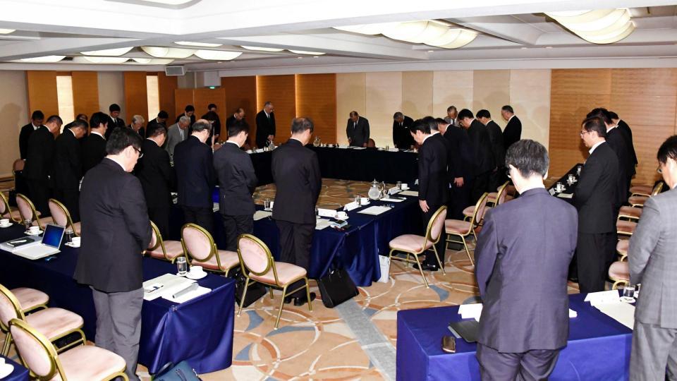 　オーナー会議前、西日本豪雨の犠牲者に黙とうする出席者ら（撮影・棚橋慶太）