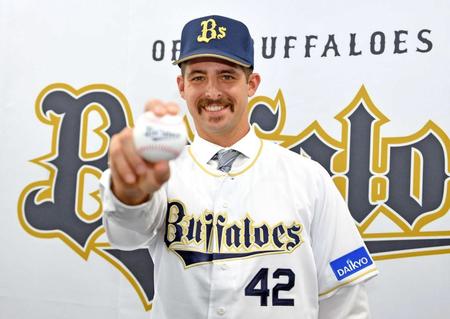 　笑顔でポーズを決めるドン・ローチ