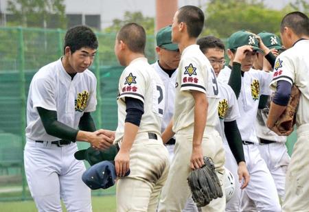 　試合後、県西宮の選手と握手する灘・長谷川亮（左）