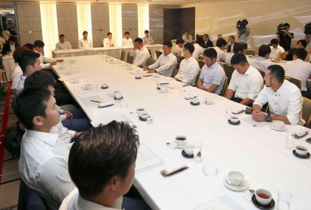 　開催された日本プロ野球選手会の臨時大会＝１３日、大阪市内のホテル