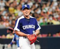 　１回、柳田から空振り三振を奪い笑顔をみせる松坂（撮影・棚橋慶太）