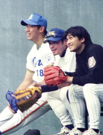 　１９９９年７月２４日　球宴に出場し、イチロー（中央）と談笑する松坂。右は黒木