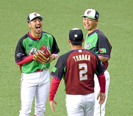 青木（右）と談笑する（左から）菊池と田中（撮影・飯室逸平）