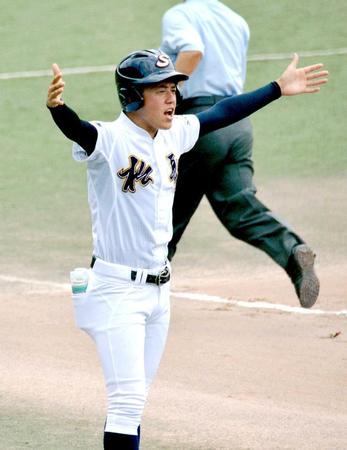 　三塁ベースコーチとして大声を出す三田松聖・太田