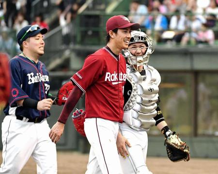 １回のピンチを切り抜けソフトバンク・甲斐（右）と笑顔でベンチへ戻る楽天・岸孝之＝リブワーク藤崎台球場（撮影・棚橋慶太）