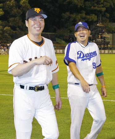 　試合終了後、笑顔で場内を一周する全セの上原（左）と松坂＝リブワーク藤崎台