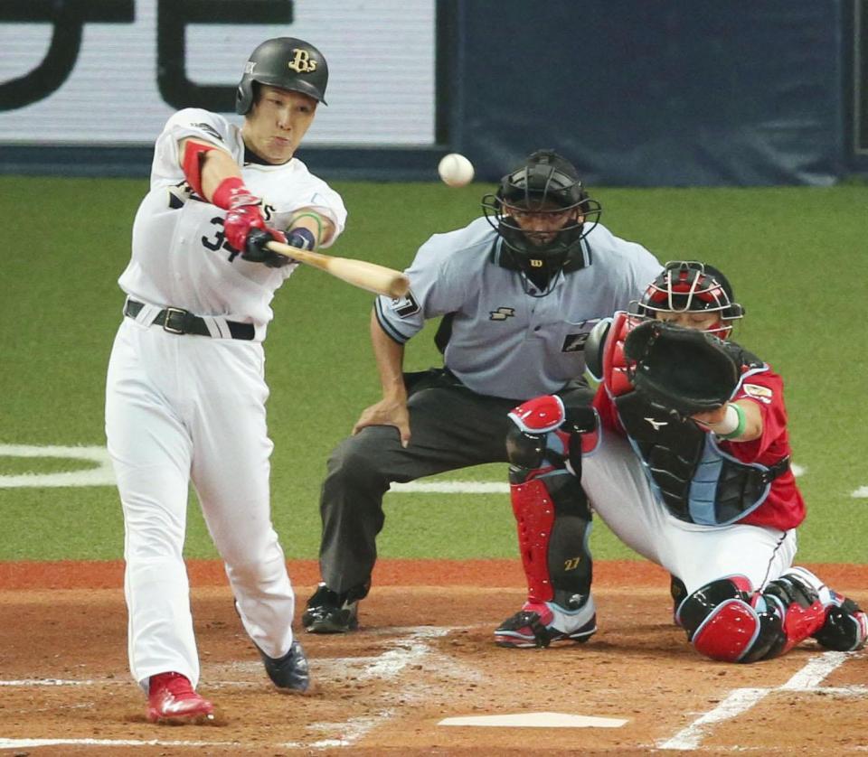 　１回、吉田正が中前に適時打を放つ。捕手会沢＝京セラドーム