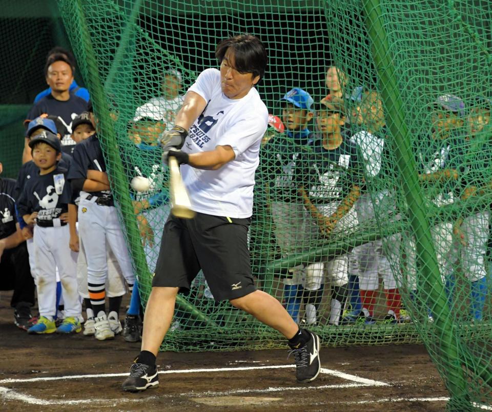 野球教室を開催しバッティングを披露する松井秀喜氏＝神奈川県川崎市多摩区のジャイアンツ球場（撮影・堀内翔）