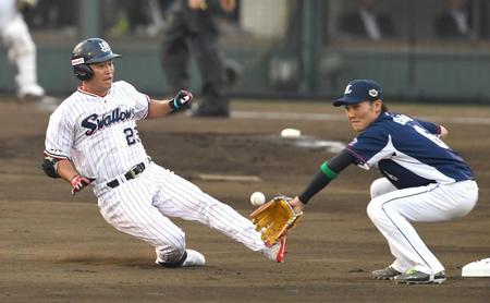 １回、二塁打を放ち二塁へ滑り込む青木。右は遊撃手・源田