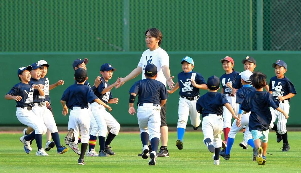 　野球教室を開催し、子供たちとタッチを交わす松井秀喜氏（中央）＝撮影・堀内翔