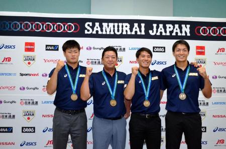 世界大学野球選手権で初優勝した東京六大学リーグ選抜の（左から）伊勢、大久保監督、河合主将、加藤