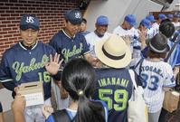 　試合前に西日本豪雨の募金活動をする（左２人目から）ヤクルト・小川監督、ＤｅＮＡ・ラミレス監督ら＝16日、横浜