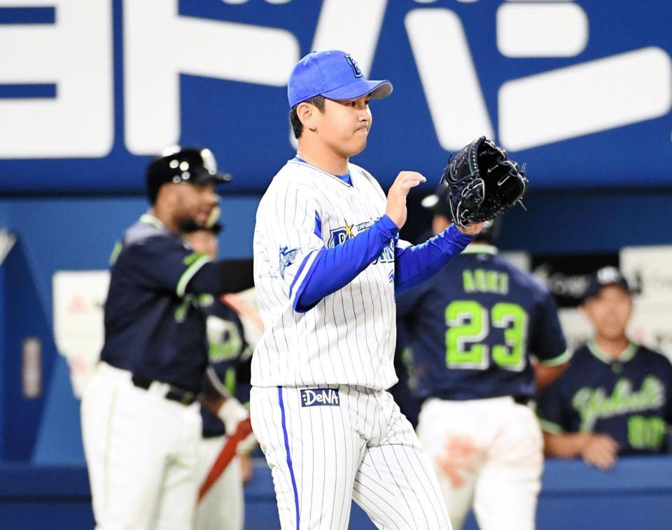 ９回、あっさり同点を許し唇をかむＤｅＮＡ・山崎康晃＝横浜スタジアム（撮影・園田高夫）