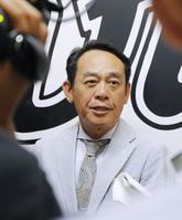 　取材に応じるロッテの河合克美オーナー代行＝ＺＯＺＯマリンスタジアム