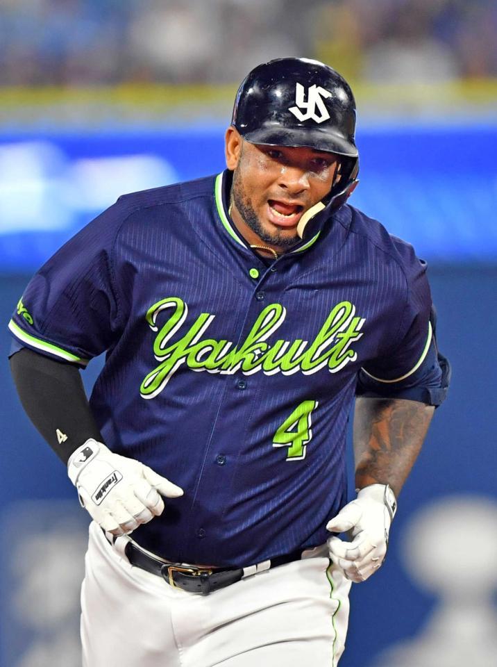 　８回、本塁打を放ちダイヤモンドをまわるバレンティン（撮影・北田美和子）