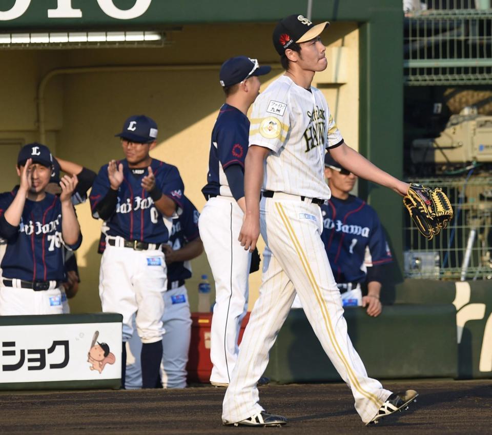 　１回、西武に３点を奪われ、さえない表情のソフトバンク・武田