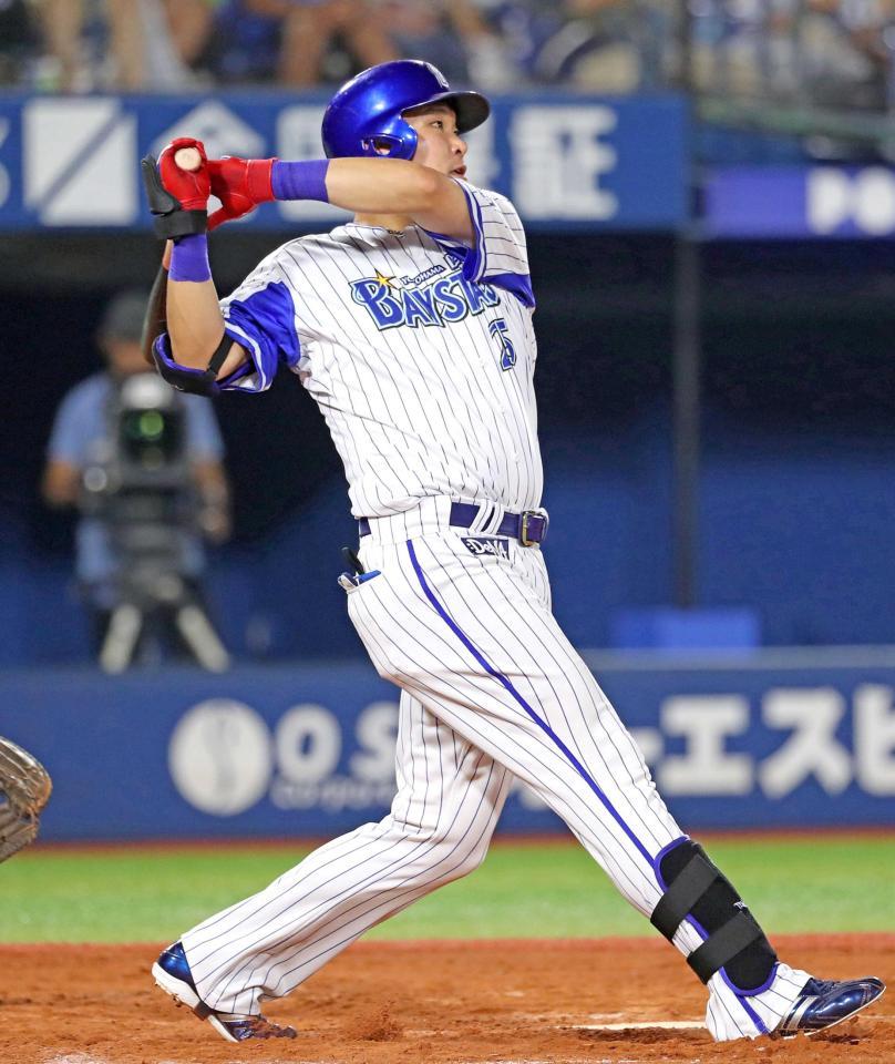 　７回、２打席連続の本塁打を放つ筒香