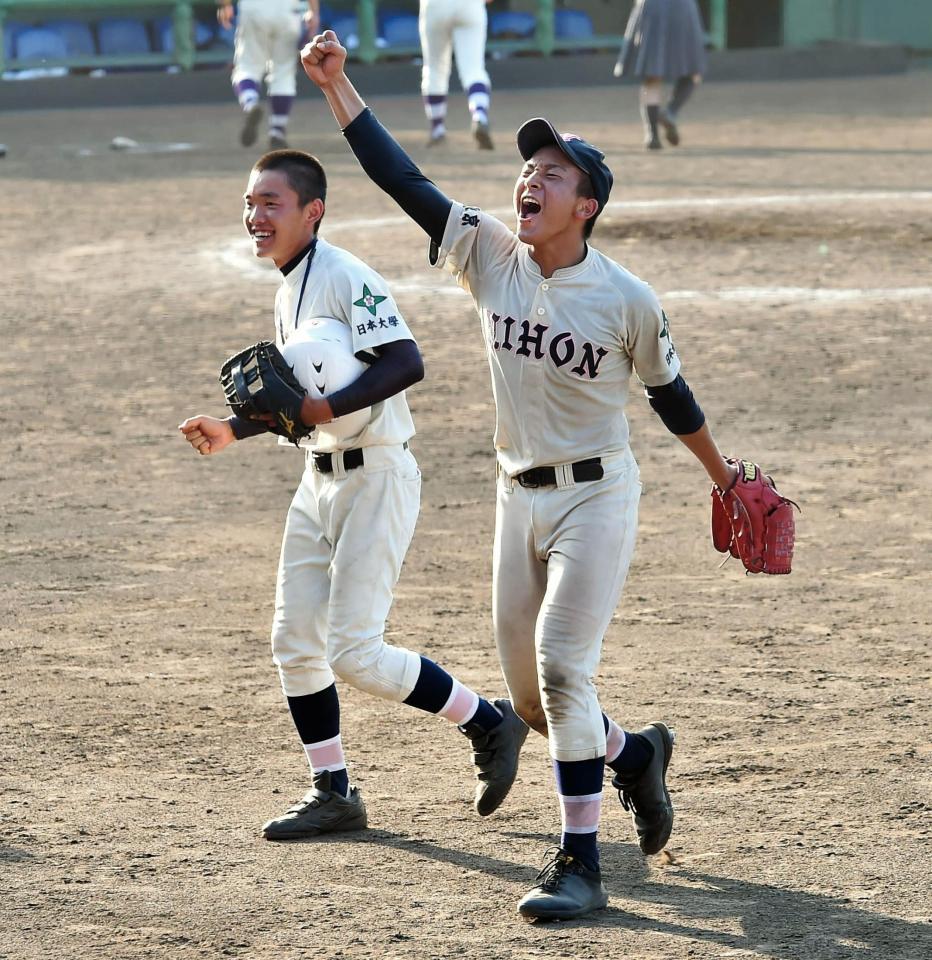 熱戦を制し、喜びを爆発させる日大鶴ヶ丘・勝又（右）＝ダイワハウススタジアム八王子（撮影・中田匡峻）