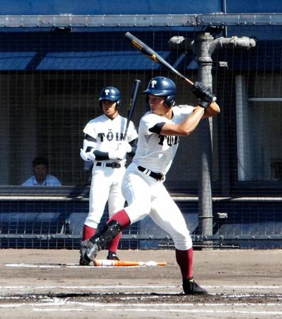 常翔啓光学園戦で満塁本塁打を放った大阪桐蔭・藤原（中央）。次打者は根尾＝大阪シティ信用金庫スタジアム