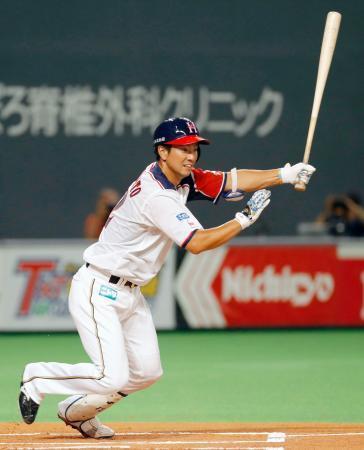 　１回日本ハム無死二塁、松本が右翼線に先制二塁打を放つ＝札幌ドーム