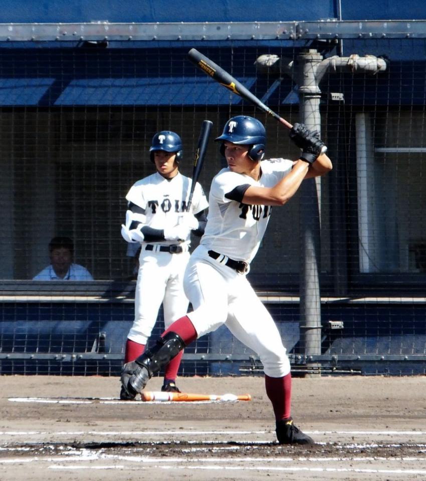 常翔啓光学園戦で満塁本塁打を放った大阪桐蔭・藤原（中央）。次打者は根尾＝大阪シティ信用金庫スタジアム