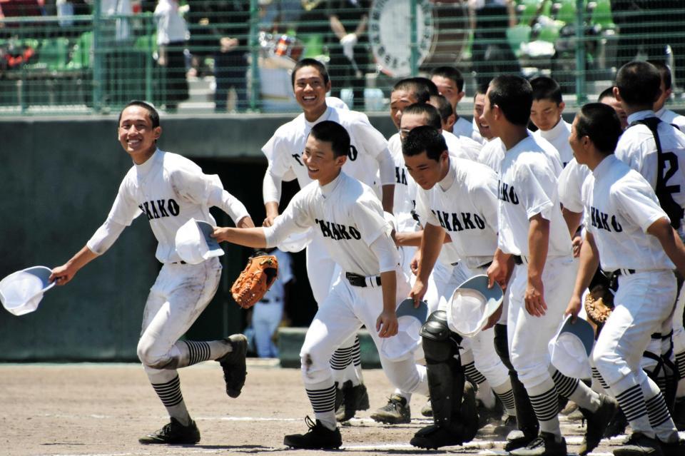 　６４年ぶりの決勝進出を果たし、喜ぶ高松ナイン