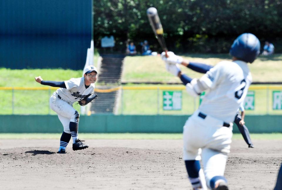 　９回、近山（右）を二飛に打ち取る寝屋川・藤原（撮影・佐藤厚）