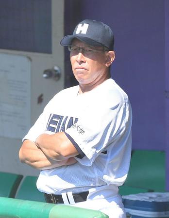 戦況を見守る龍谷大平安・原田英彦監督＝わかさスタジアム京都（撮影・北村雅宏）