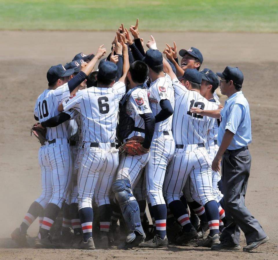 ５年ぶり１３度目の甲子園出場を決めた浦和学院ナイン＝大宮公園野球場（撮影・堀内翔）