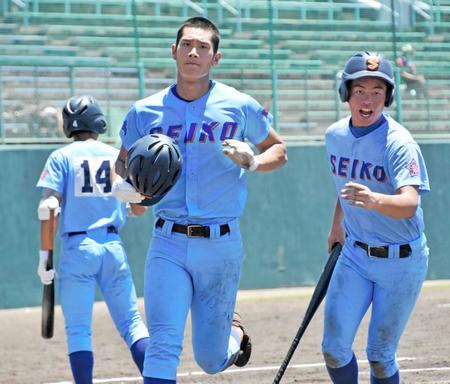 　３回、山口の左越え適時二塁打で先制のホームを踏む生光学園・湯浅（左）