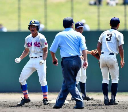 　３回、右中間に同点適時二塁打を放ち、塁上で雄たけびをあげる花咲徳栄・羽佐田（左）＝県営大宮公園野球場