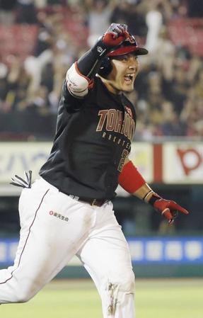 　11回、プロ初本塁打となるサヨナラ２ランを放ち、ガッツポーズして一塁に向かう楽天・山下＝楽天生命パーク
