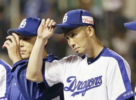 　ＤｅＮＡに勝利し、ファンの声援に応える中日・藤井＝浜松