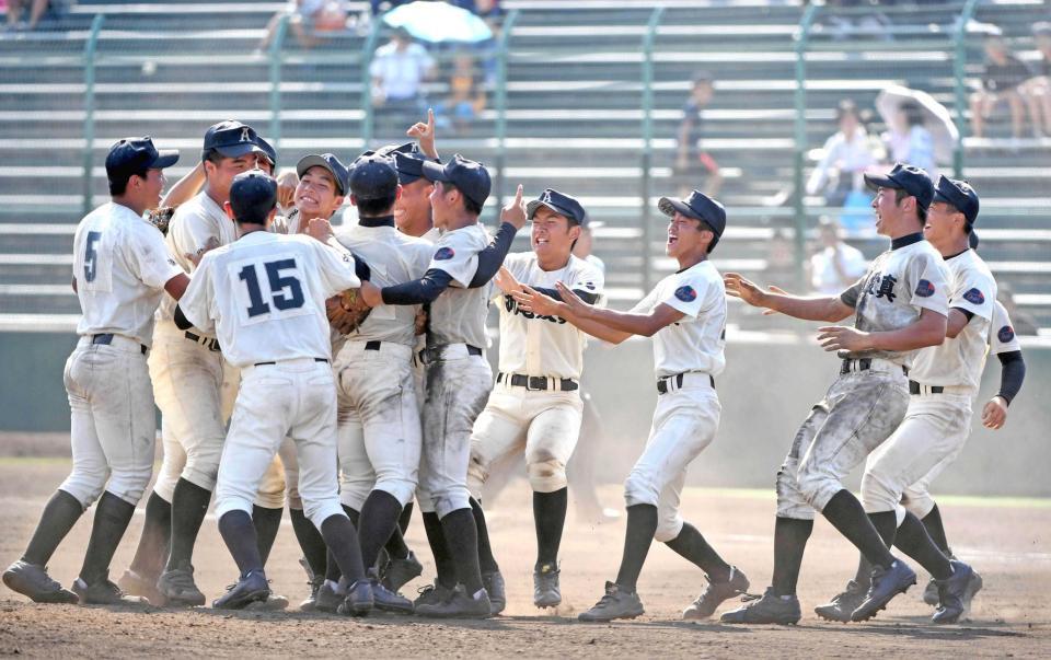 　北福岡大会を制し甲子園初出場を決め、大喜びする折尾愛真ナイン