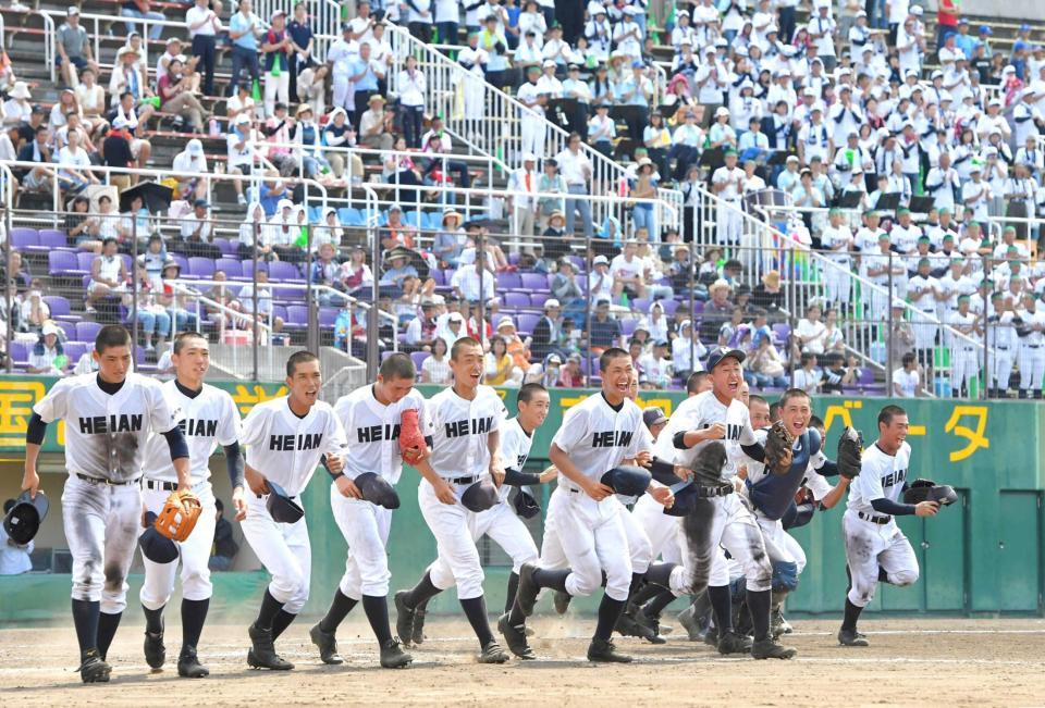 乙訓に５回コールド勝ちし、駆け出す龍谷大平安ナイン（撮影・北村雅宏）