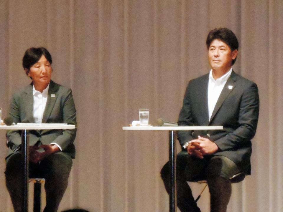 パネルディスカッションに参加した侍ジャパン・稲葉篤紀監督（右）、左はソフトボール日本代表・宇津木麗華監督