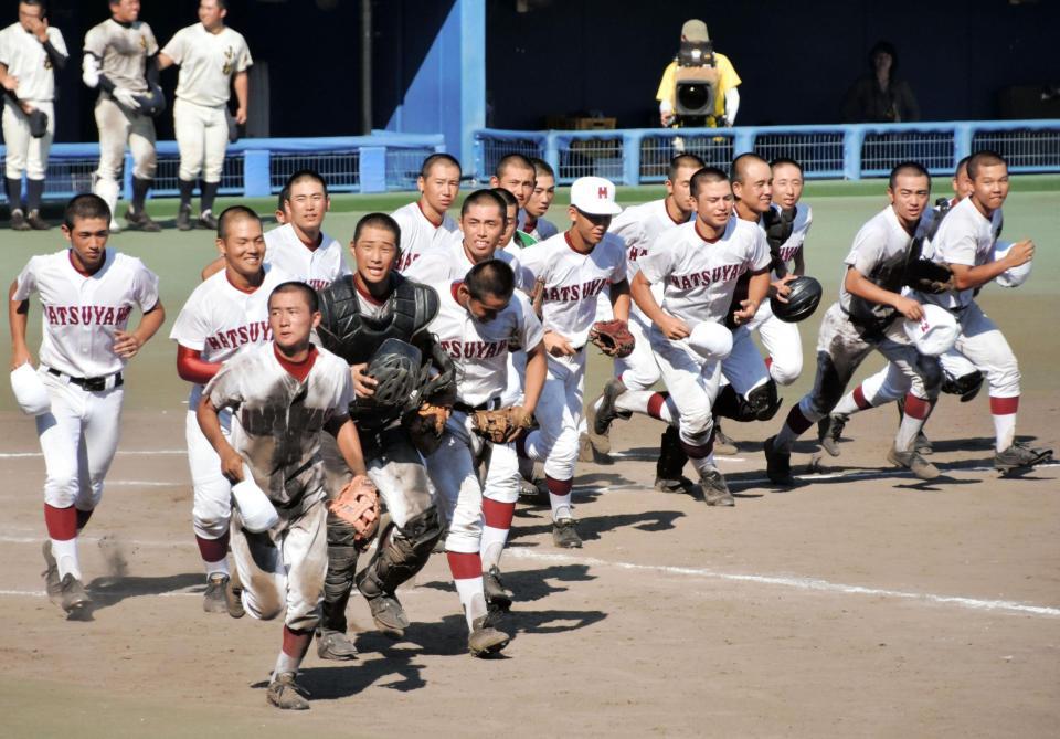 小松を下し、13年ぶりに準決勝に進出した松山商ナイン