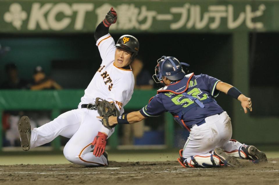 　６回、巨人・陽岱鋼の適時打で本塁を突く二走岡本。捕手中村。セーフの判定もリプレー検証の末アウトとなる