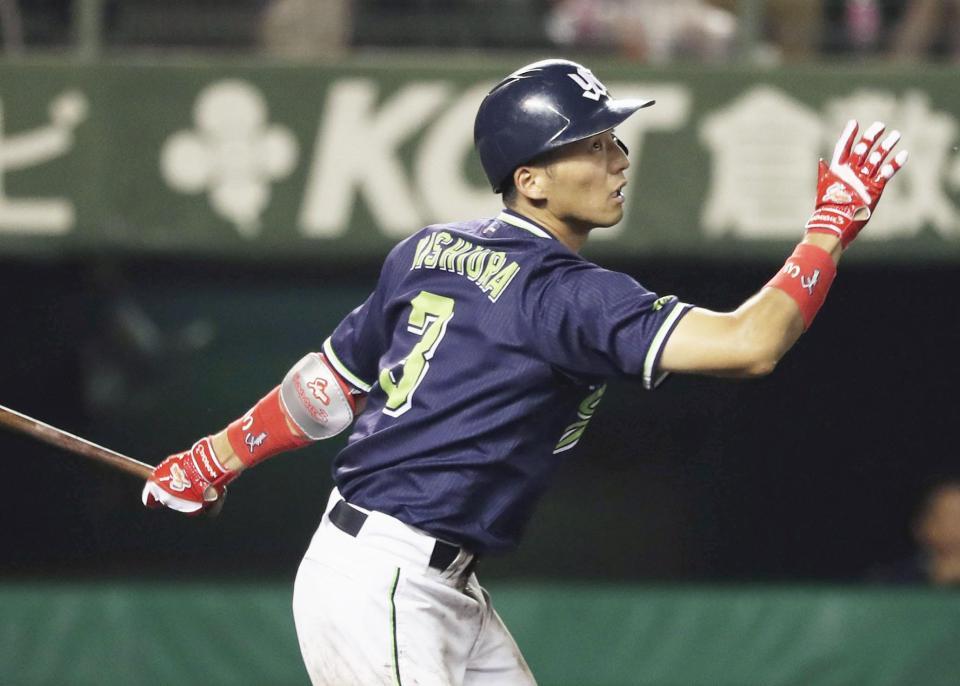 　８回ヤクルト１死、西浦が右越えに本塁打を放つ＝倉敷